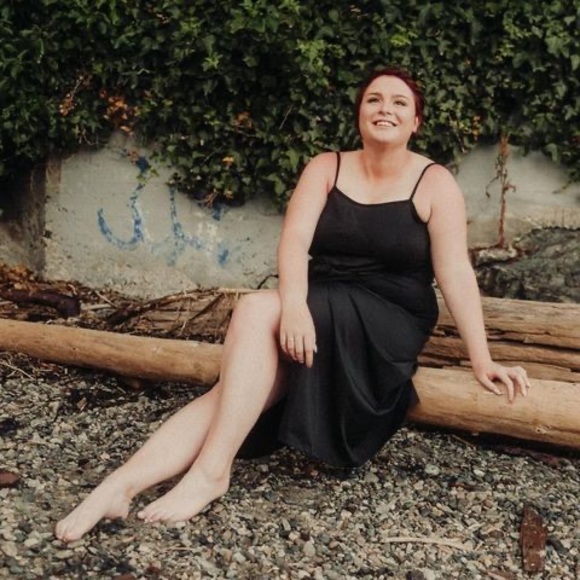 Meet your Posher, Caitlin - Picture 1 of 1